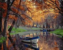 Лодке на небольшой речке в парке